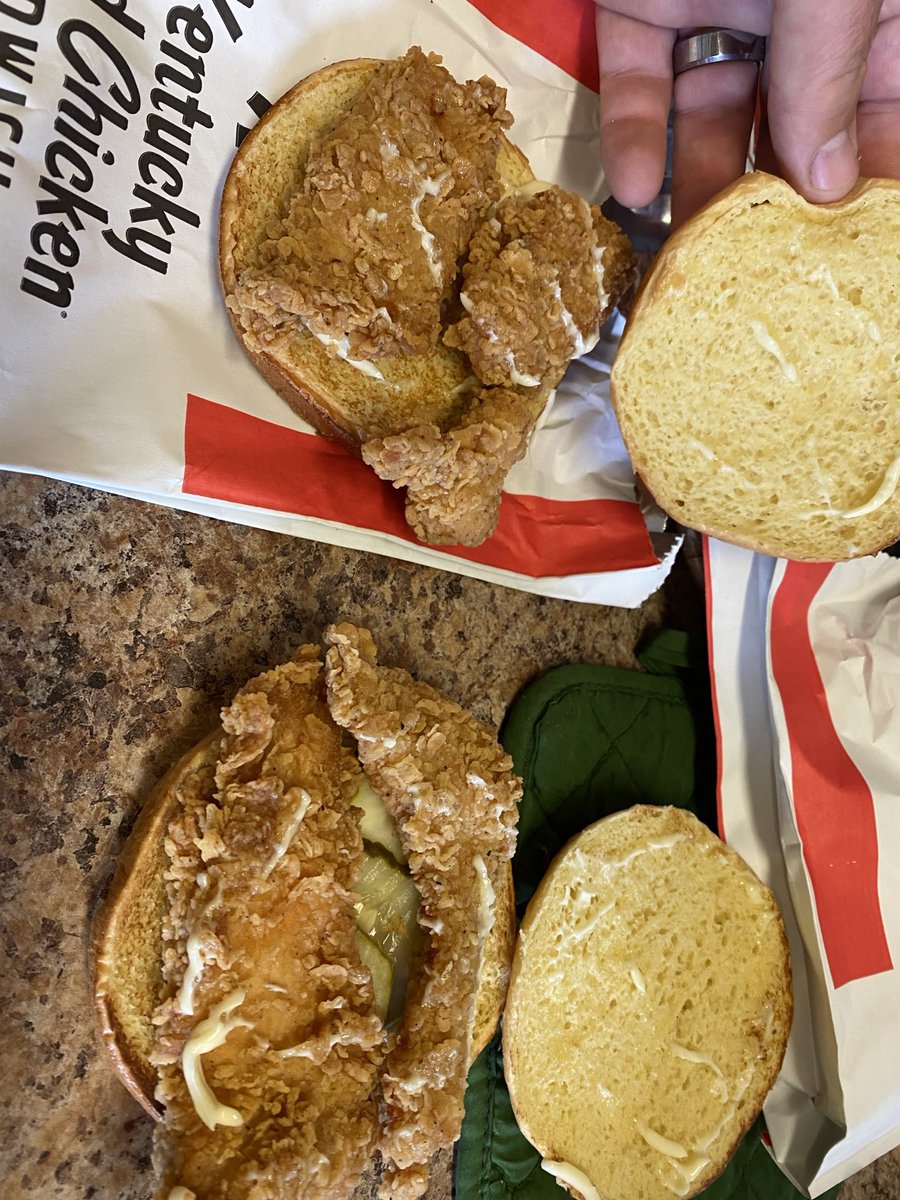LOLA1203's tweet photo. @kfc I was really hoping your new chicken sandwich would be more than chicken tenders with hardly any mayonnaise on it….Longview Wa KFC really needs to do better!!! https://t.co/KGbC4kNx0b