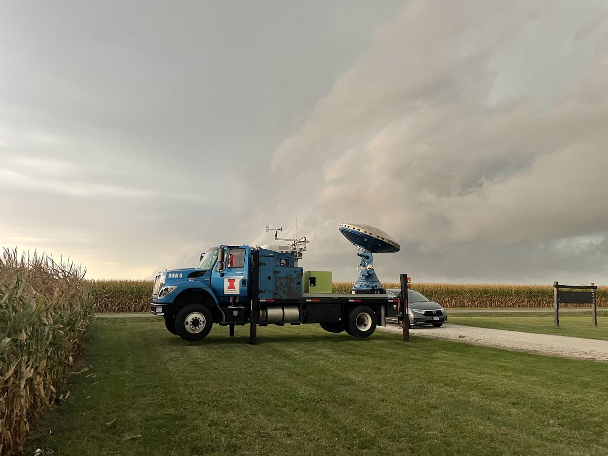 zmann3000's tweet photo. 6:41 PM Shelf cloud looking north-northeast south of Champaign. #ILwx https://t.co/9sw39f6Hyv