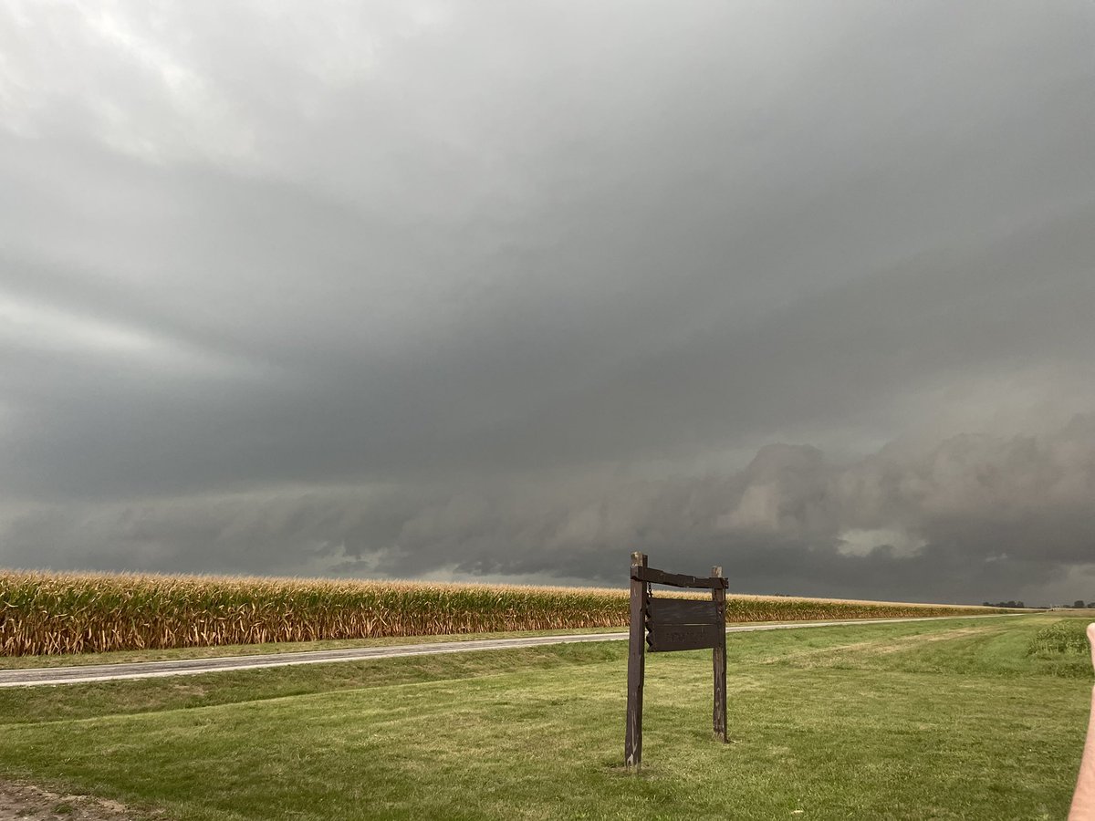 zmann3000's tweet photo. 6:41 PM Shelf cloud looking north-northeast south of Champaign. #ILwx https://t.co/9sw39f6Hyv