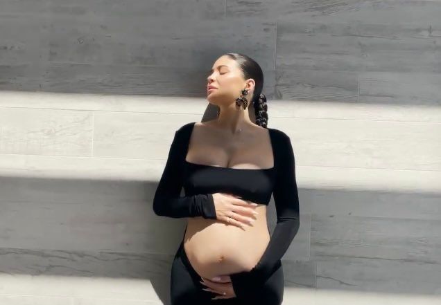 ilyjawreguis's tweet photo. kylie jenner ta grávida travis vai ser papai de novo é a stormi foi oficialmente promovida irmã mais velha  eu tô muito feliz eu amo essa família https://t.co/TtnJo9QXxl