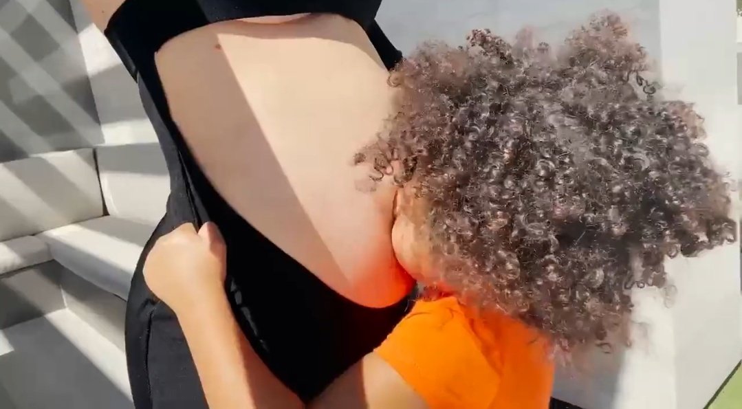 victuita_'s tweet photo. a stormi beijando a barriga da kylie, juro 🥺🥺 https://t.co/j2zMpbxC8b