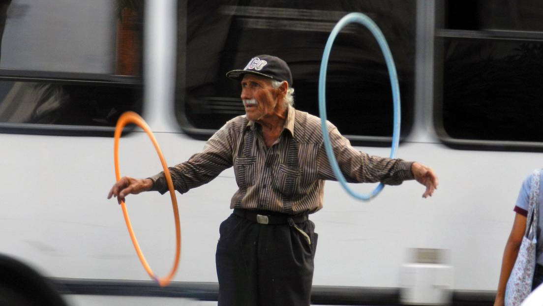 hoy en la tarde vi al señor del ula ula de La Candelaria no haciendo su acostumbrado espectáculo.
Lo encontré en la acera del frente del que pudiésemos decir que su semáforo. Estaba tirado en el suelo con una bolsa recolectora de orina colgando. Traté de conversar con él para