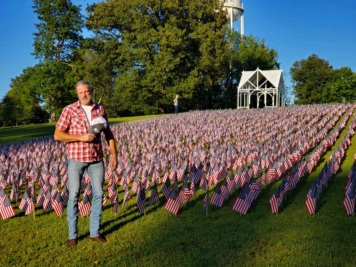 darrylworley's tweet image. Flags for every persons lost in the attacks of 9/11! My heart beaks every time I think about it! Thankful to be in Greenville, KY performing tonight in honor of those men and women lost snd their families left behind!