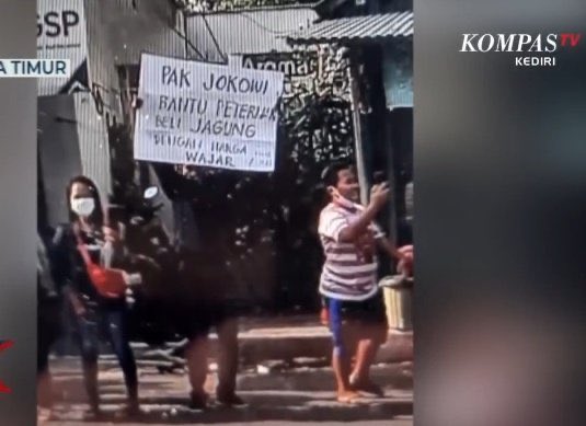 panca66's tweet photo. Kalau kata Ngadiman pemerintah presiden Jokowi itu refresif tapi bukan otoriter #CocotKencono https://t.co/ZTHb0o9MPS