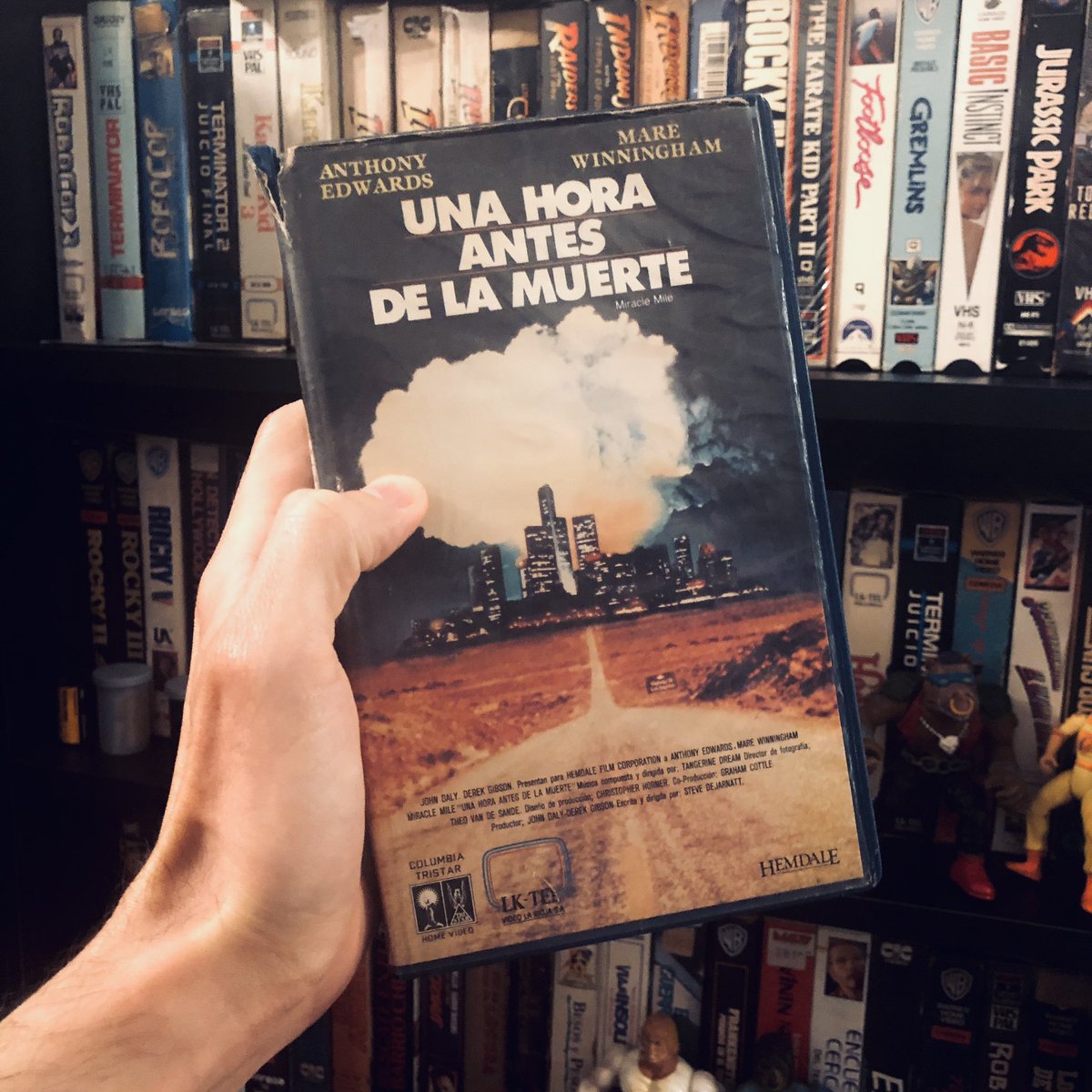 #framefatale ¿Qué pasa que hace 3 episodios nadie menciona MIRACLE MILE? Se las dejo en VHS de LK-TEL para que la puedan alquilar en el videoclub. En Argentina se la tituló “Una hora antes de la muerte”. Larga Vida a FrameFatale.