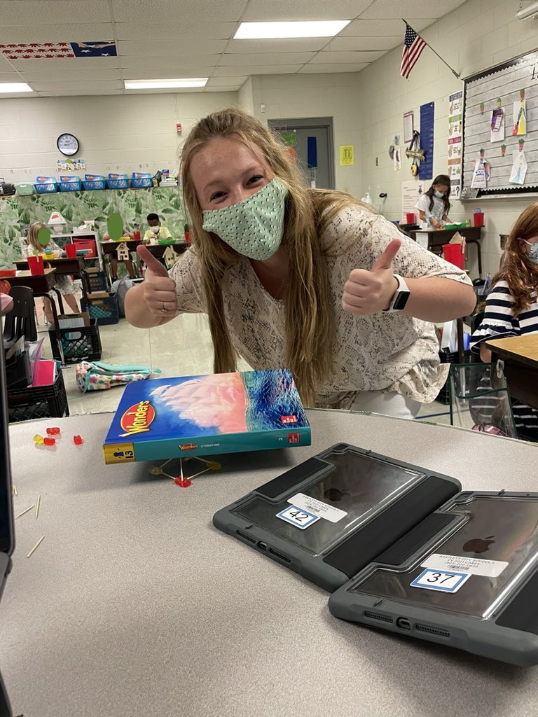 KenerlyC's tweet photo. Today we thought like an engineer and used toothpicks and gummy bears to hold up textbooks. My kids and student teacher loved it. @oesrams #supersecondgraders https://t.co/DZSN9HSoyh