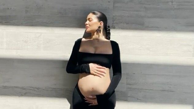 updatecultura's tweet photo. Depois da tempestade sempre vem a bonança! Kylie Jenner confirma os rumores e está grávida de seu segundo herdeiro. https://t.co/5bFHlBR12j