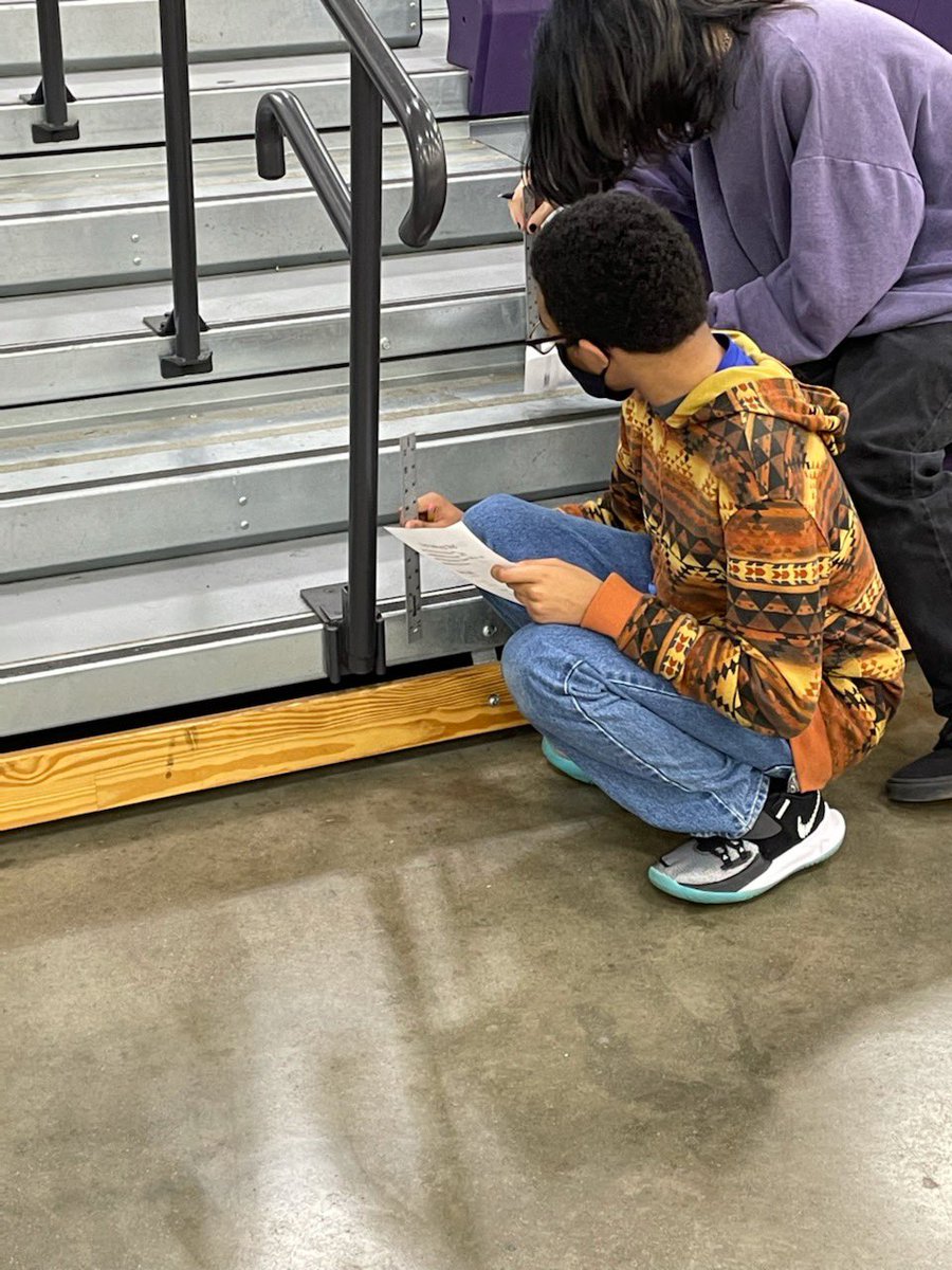 SouthernTrojans's tweet photo. Blueprints class learning how to measure in the gym! #METaLRocks #leadlikeatrojan https://t.co/fZiMqVgQnB