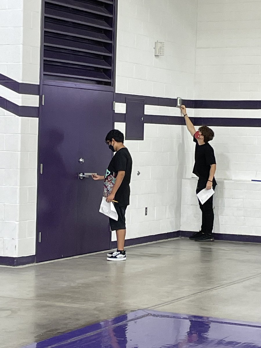 SouthernTrojans's tweet photo. Blueprints class learning how to measure in the gym! #METaLRocks #leadlikeatrojan https://t.co/fZiMqVgQnB