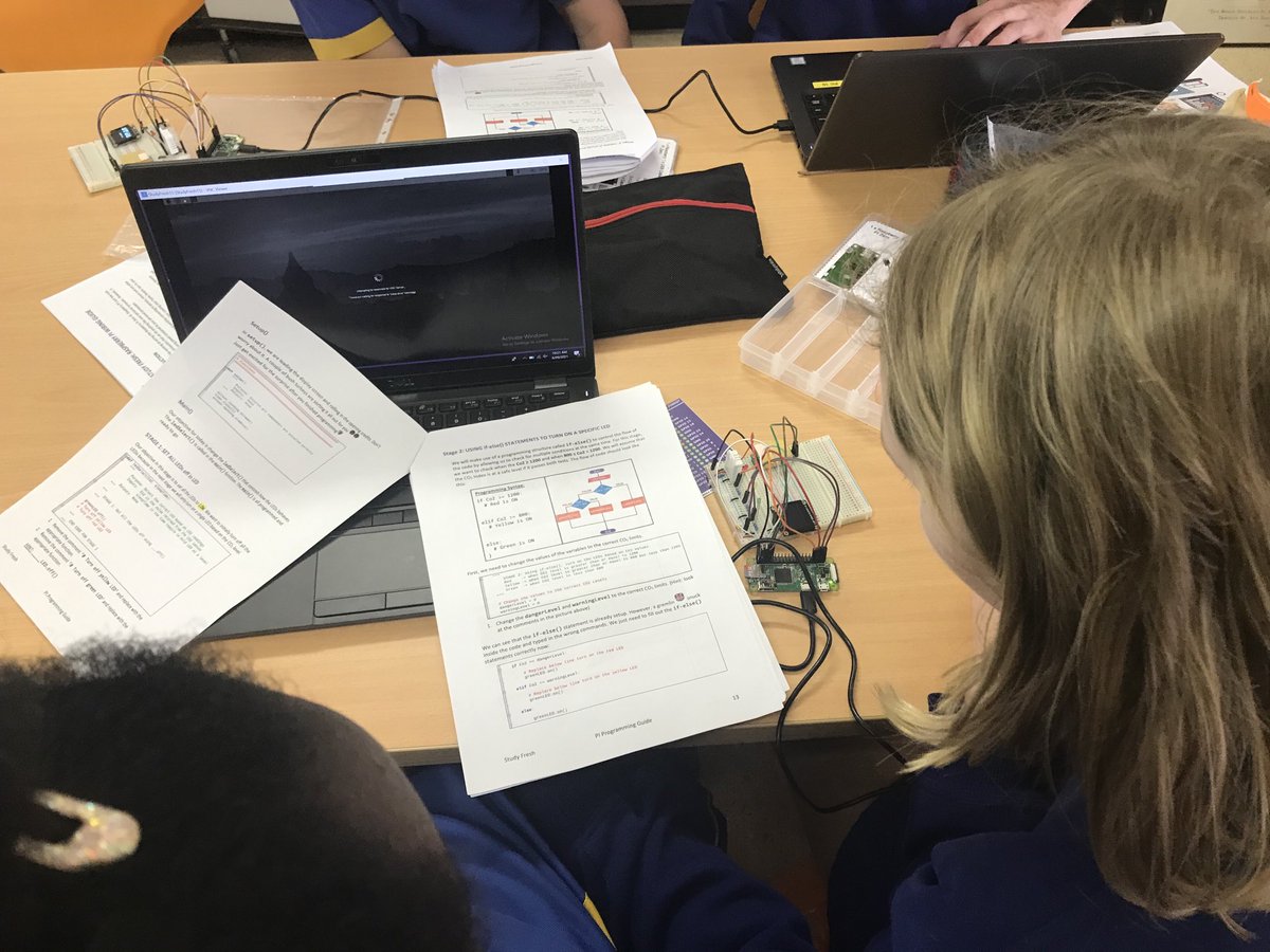 Robomum's tweet photo. Brainstorming how to improve air quality with year 6 students ⁦@JunctionParkSS⁩ 😍#studyfresh ⁦@UQSchoolITEE⁩ https://t.co/CFl3Udnx5p