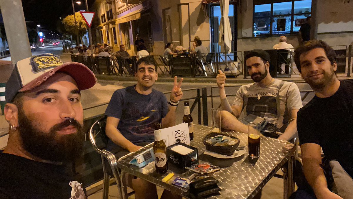 Por fin nos hemos podido juntar los <a href="/piedradropa/">Piedra Dropa 👽⚡️</a> después de unos meses sin estar los 4. 
Aquí de reunión poniéndonos al día y planeando las siguientes estrategias. 
Agarraros que vienen curvas. Volvemos con todisimo. Y bien de comida y cerveza. Locura máxima: Despegue 🛫