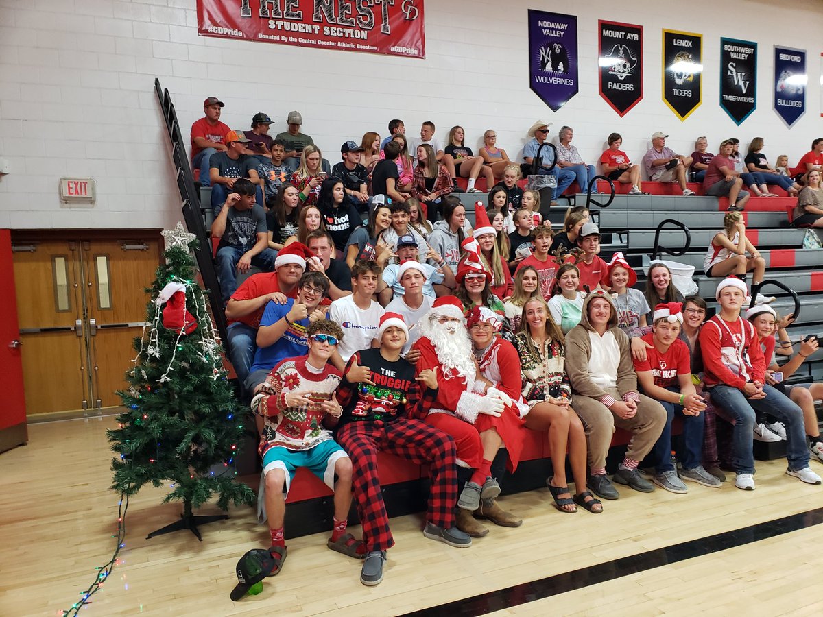 cdcardinals's tweet photo. Central Decatur preparing for the holidays as they take on East Union Eagles in a Pride of Iowa volleyball match. https://t.co/Fan8YaLn2K