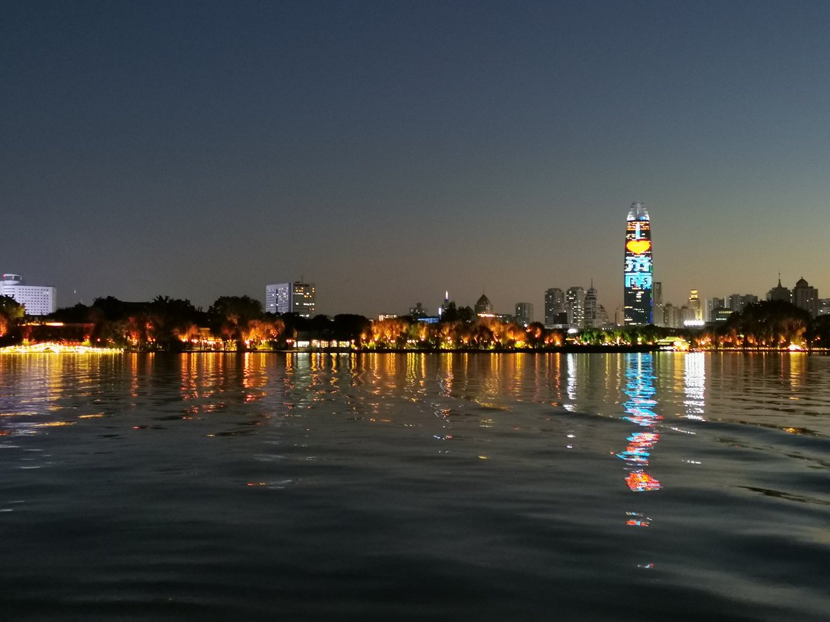 baixq's tweet photo. landscape of lakes and hills in Daming Lake https://t.co/2IMcouHKD5