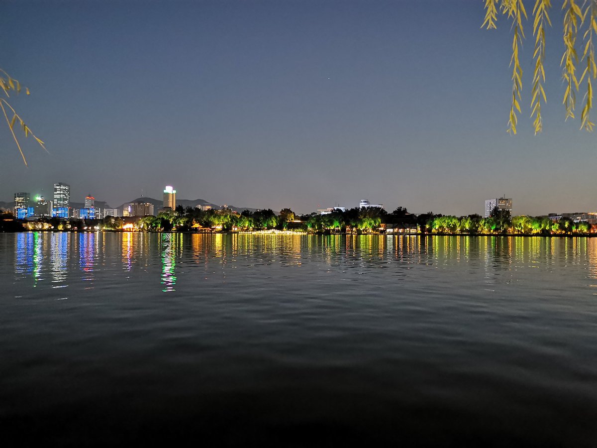 baixq's tweet photo. landscape of lakes and hills in Daming Lake https://t.co/2IMcouHKD5