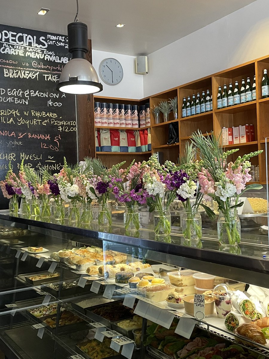 pdjenkins007's tweet photo. Lovely Snap Dragons on display today in my coffee shop Coffee & flowers perk you up. ! #doublezinger https://t.co/sFXQzuqB1U