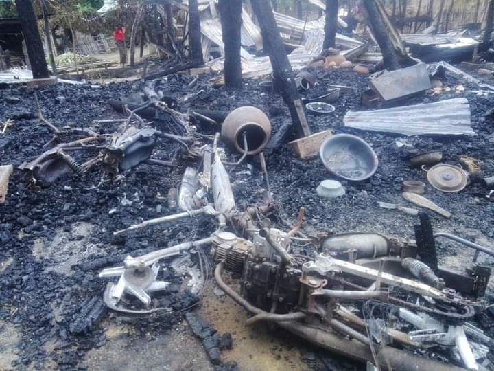 nyeimma154's tweet photo. In Gwe Gyi Ro village, #Pauk Township, a monk was set on fire on September 5 and over 50 lakhs were beaten,
Pyu Saw Htee members robbed.
#Sep8Coup 
#WhatsHappeningInMyanmar 
#SupportRevolutionForDemocracy 
#ASEAN_SupporterOfSAC https://t.co/faXo6moYOA
