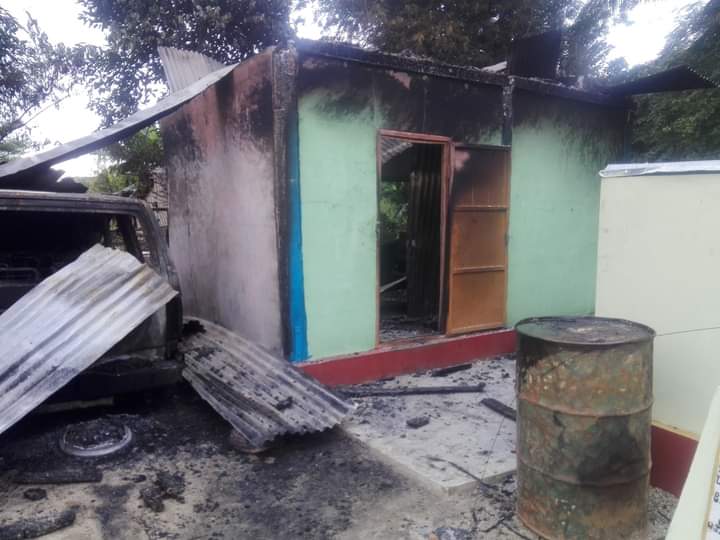 nyeimma154's tweet photo. In Gwe Gyi Ro village, #Pauk Township, a monk was set on fire on September 5 and over 50 lakhs were beaten,
Pyu Saw Htee members robbed.
#Sep8Coup 
#WhatsHappeningInMyanmar 
#SupportRevolutionForDemocracy 
#ASEAN_SupporterOfSAC https://t.co/faXo6moYOA