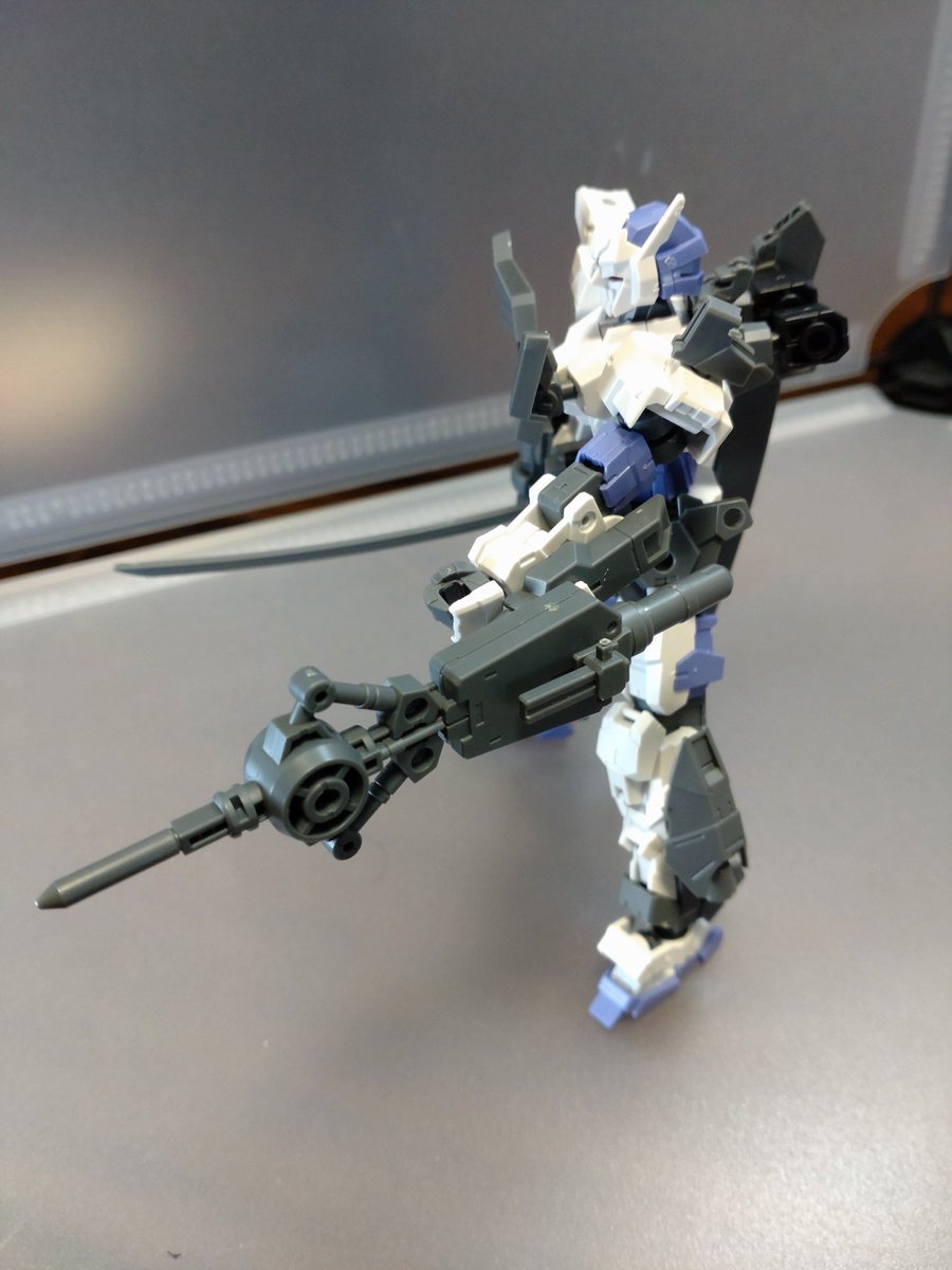 LECROSSBONES's tweet image. #30MM
ウルフアイズ
特務部隊　眼〈アイズ〉隊の火力部隊隊長
作戦、戦況、補給状況により姿は一定しないがパイロットの好みにより左腕に近接武器、右腕に射撃武器の構成で出撃することが多い