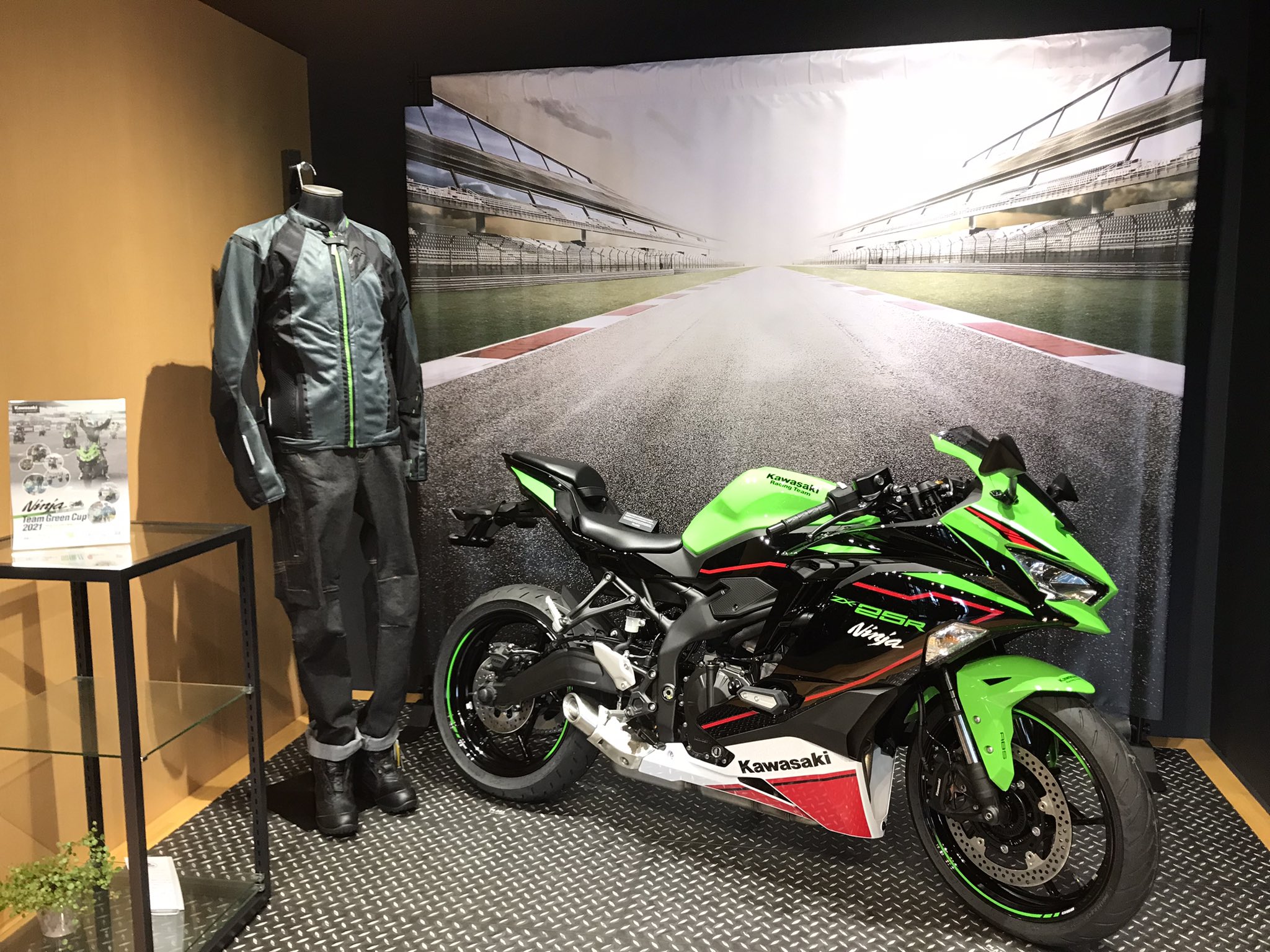 今西崇 にんじゃ カワサキプラザ桑名の社長 新しいカラーリング 22年モデルのninja Zx 25rが店頭にやってきました カラーリング変更でまた違った化粧をまとった一台 今年もカッコイイです カワサキプラザ バイク好きと繋がりたい T Co