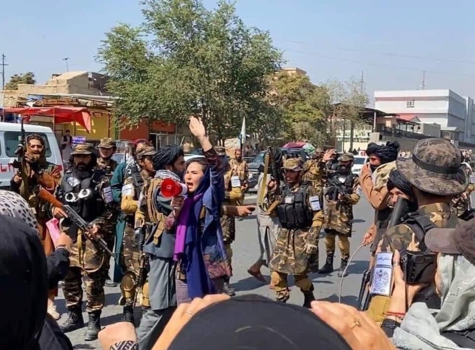 EngrUsama11's tweet photo. Mujahideen of the Islamic Emirate of #Afghanistan
On the other hand, the army of human rights activists
 The difference is obvious
 Retweet and set the liberal class on fire
#PanjshirValley https://t.co/vJI5YFcvPr