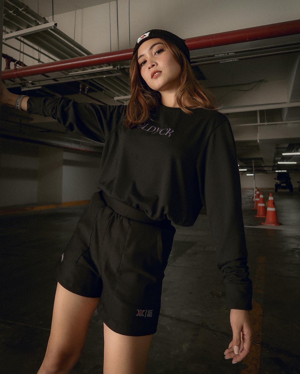 OXGNFASHION's tweet photo. All about that Zoldyck supremacy⚡️ #HxHxOXGN

📸 #SpottedInOXGN: @hannahlladoc wears the Zoldyck Long Sleeve Tee (P599) and Shorts With Graphic Print (P599) with the Hunter Association Beanie (P349).

🔗 https://t.co/ODAHOEIq7K https://t.co/0B6BFTW88r