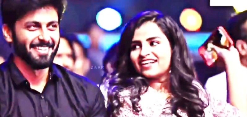 ashart999's tweet image. Pinnaade parents kitta phonea kudukrapo kuda paathitae dhaa irupom....

Andha rendu second payana paakaama iruka mudyaadho... 🤭🤭
#NoHT