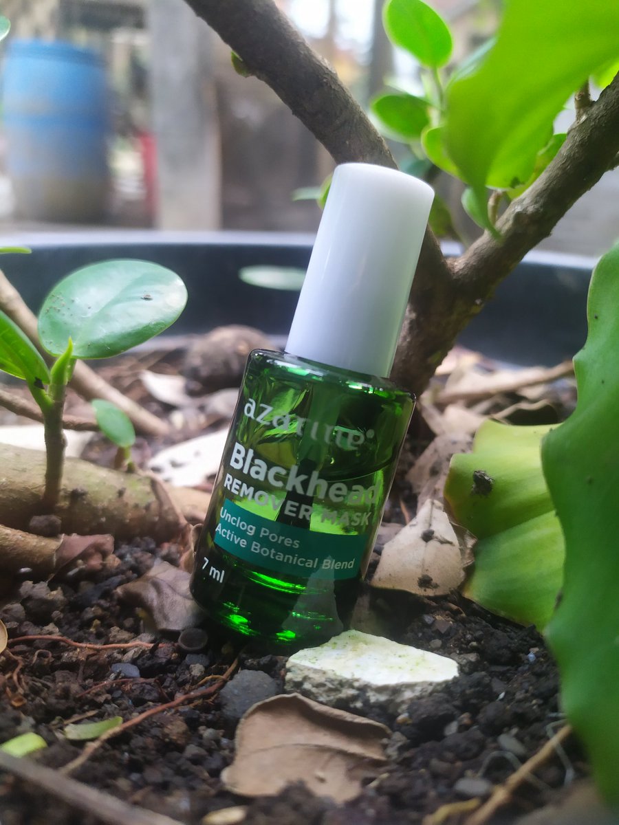 kudila_'s tweet photo. Blackhead Remover Mask dari @AzarineCosmetic buat angkat komedo. Biasanya aku pake buat hidung sama dagu, cukup ampuh kok cuma y harus rutin lah gak cuma dipake sekali. Kalo cara pakainya aku liat di samping kemasan aja sih. #AzarineSkinFirstAid https://t.co/EqWnf9BaAk