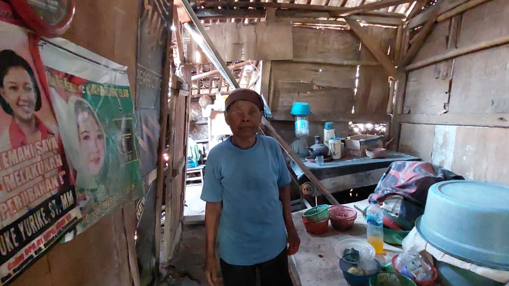 kurawa's tweet photo. Ibu rona janda tua sebatang kara rumah sudah mau ambruk, mencari nafkah menjadi buruh tani (nandur) 

Kalo ini sudah tdk perlu diskusi 😁 semoga pemerintah atau dermawan ada yang bisa perbaiki https://t.co/1Y7DE05xCd