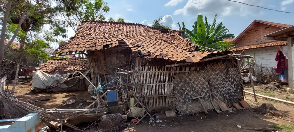 kurawa's tweet photo. Ibu rona janda tua sebatang kara rumah sudah mau ambruk, mencari nafkah menjadi buruh tani (nandur) 

Kalo ini sudah tdk perlu diskusi 😁 semoga pemerintah atau dermawan ada yang bisa perbaiki https://t.co/1Y7DE05xCd