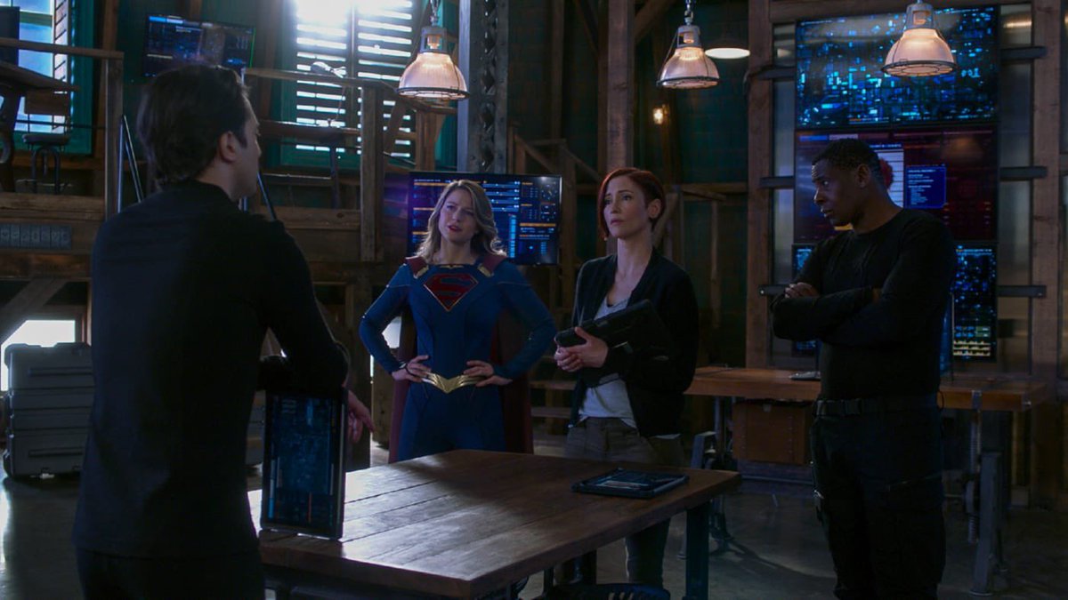 Hope you are enjoying this brand new episode of #Supergirl <a href="/TheSilverVox1/">TheSilverVox</a> &amp; <a href="/Justi1978/">Justina Schave</a> want to hear from you!!  Please send your thoughts to goldenspiralmedia.com/feedback by Thursday at 7pm est #SupergirlCW 😊❤️🦋