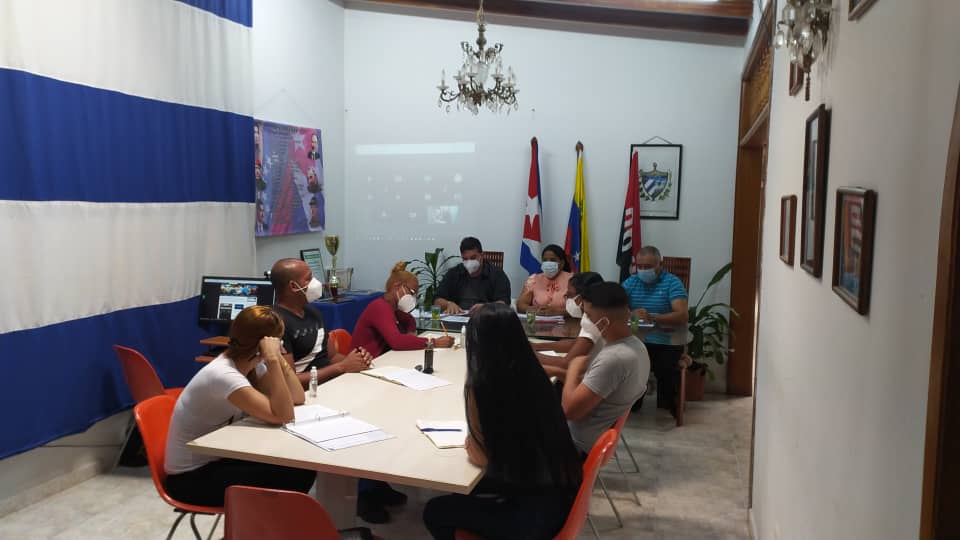 CubaVa_Bolivar2's tweet photo. Se desarrolla en el día de hoy en la coordinación del Estado Bolívar, reunión del Grupo de Trabajo Estadual, con la presencia de los jefes de GBT y el acompañamiento del Dr. Adán Villavicencio Guzmán jefe de la misión en el estado.
#CubaCoopera
@Cubacooperabol2
@AnayansyPR https://t.co/MqZYs8lMox
