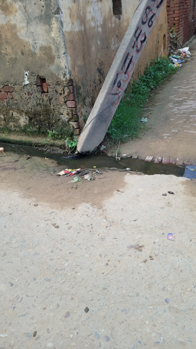 SonuSinghsjsj's tweet photo. @UPPCLLKO मेरे द्वारा आपकी सम्पूर्ण टीम को जानकारी देने के बाद भी इस खमम्बे को नही बदला गया और आज सुबह ही ये खम्मा गिर ही गया है , जल्द से जल्द इस पर संज्ञान ले यहां कोई भी बड़ा हादसा हो सकता है , ग्राम कूड़ा मीरपुर , बिजली घर भिकनपुर, sdo कांठ जिला मुरादाबाद https://t.co/xYdhmCc14D