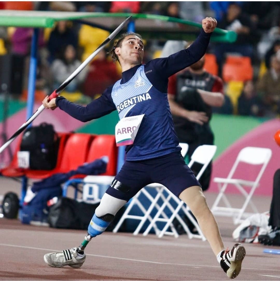 danuHT27's tweet photo. El es Nahuel Arroyo, atleta paralímpico. A sus 14 años x un accidente perdió parte de su pierna iqz. Eso NO lo detuvo para llegar a grandes competencias! Pero lo frena que NUNCA TUVO PROTESIS DEPORTIVA! Así que uso la de vida diaria para el deporte, rompiendola... https://t.co/xbFul8Q2sX