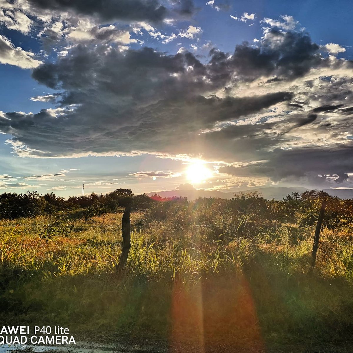 Mirando el mar y cielo,
las nubes y los luceros,
las aves y los aleros,
las montañas la luna y las estrellas,
solo puedo decir, la vida es bella. 
no puedo más que soñar,
en el día que te pueda amar. #lavidaesbella #vidabella #nubesenelcielo #puestadesol #atardecer #montañas