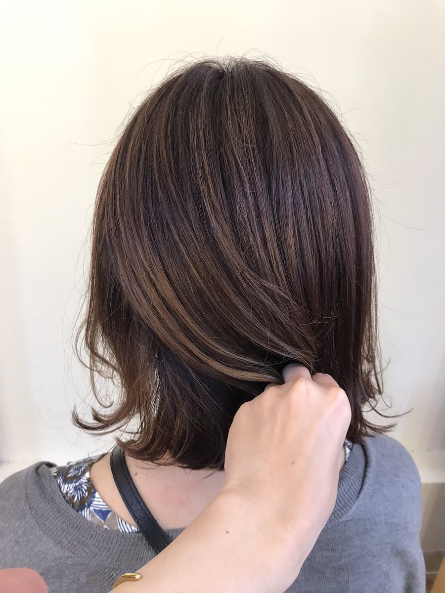 ピンクブラウンのカラーを外で見た時と室内で見た時 外で見るとクリアに室内で見ると柔らかく見えますね 外で明るく見えたら困る 21 09 08 B2c梅田は女性にもメンズにも人気のヘアサロン ヘッドスパサロンです 大阪府大阪市北区