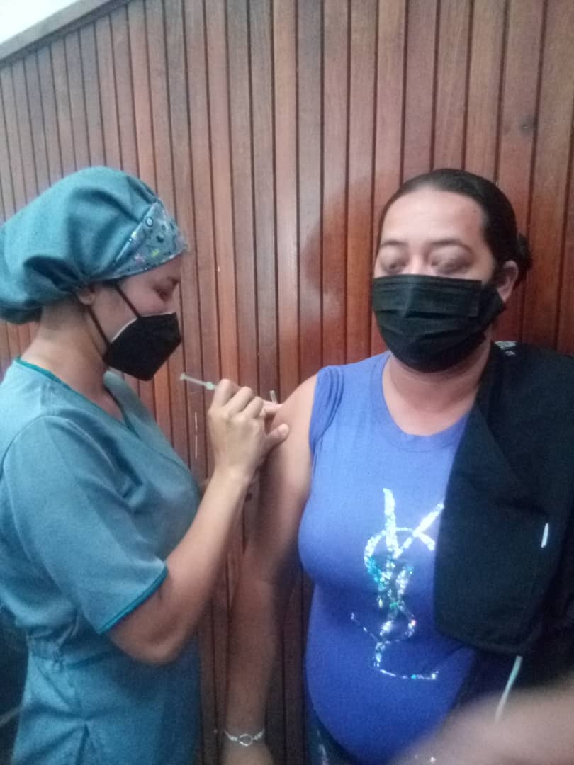 #7Sep 💉 Participación voluntaria de las compañeras estudiantes del 3er año de nuestro PNF Rehabilitación y Funcionamiento Humano de la @OfiUcs, en el proceso de vacunación contra la #Covid_19 en la @SPPS__Lara
#LoVolvimosALograrEnMéxico
@NicolasMaduro
@AlvaradoC_Salud
@LaraUcs