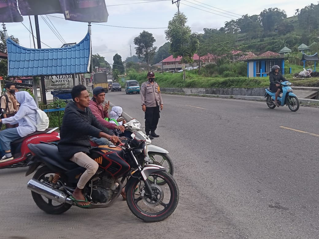 polsekxkoto's tweet photo. Polsek X Koto
#Personil Polsek X Koto Melaksanakan Preventif Pagi atur arus lalu lintas dan penyebrangan Anak sekolah dan Masyarakat Rabu 8 September 2021 Pukul 07.00 Wib. https://t.co/u1n8gnhQ06