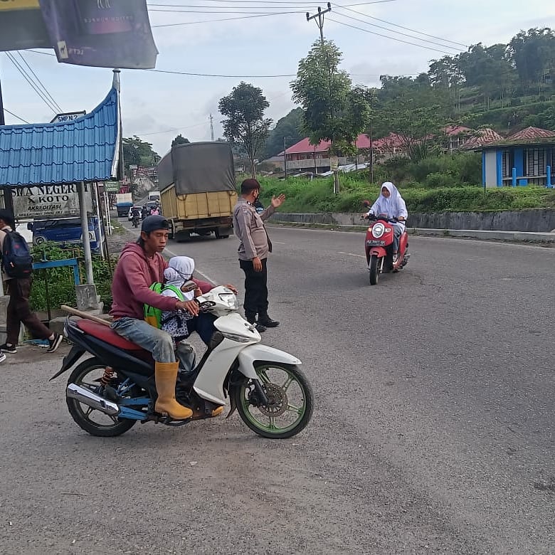 polsekxkoto's tweet photo. Polsek X Koto
#Personil Polsek X Koto Melaksanakan Preventif Pagi atur arus lalu lintas dan penyebrangan Anak sekolah dan Masyarakat Rabu 8 September 2021 Pukul 07.00 Wib. https://t.co/u1n8gnhQ06