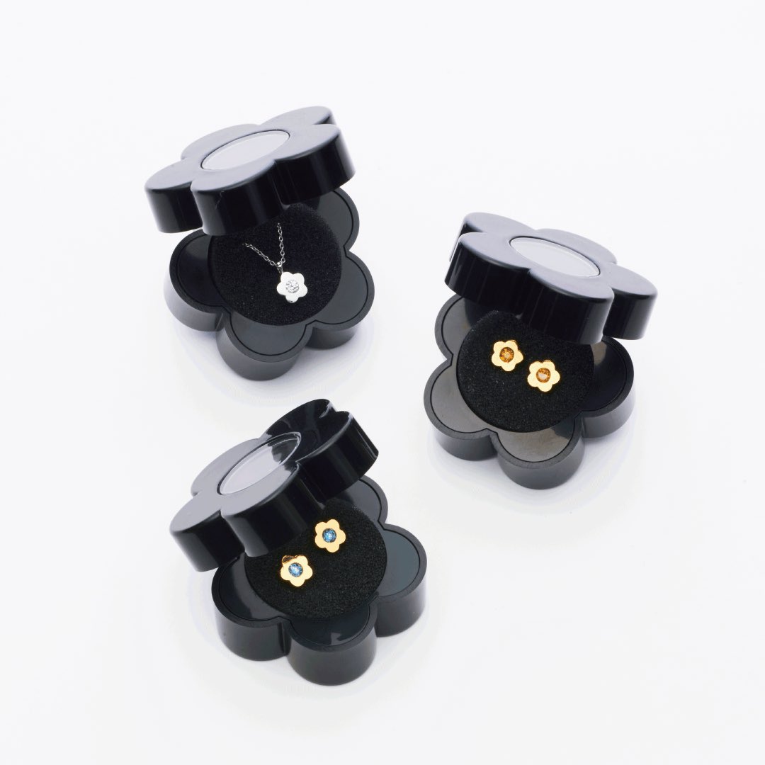 Mary Quant Official カラービジューデイジーシリーズ T Co 59l26a2gpr メタルデイジーの中心に キラキラ輝くビジューをあしらったシリーズ デイジー型のケース付きで プレゼントにもおすすめ Maryquant ピアス ネックレス T Co