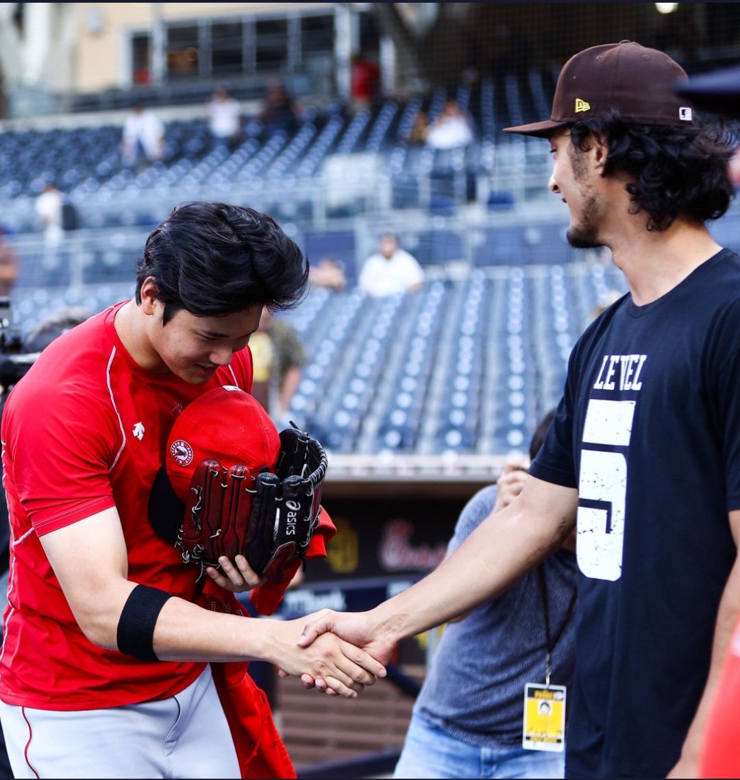 purobeisbolmx's tweet photo. La mayor grandeza de un hombre es su humildad.

Hoy Shohei Ohtani saludando a Yu Darvish. 

#Respect 👏👏👏👏

#MLB #Angels #Padres https://t.co/WBOyDdkFm2