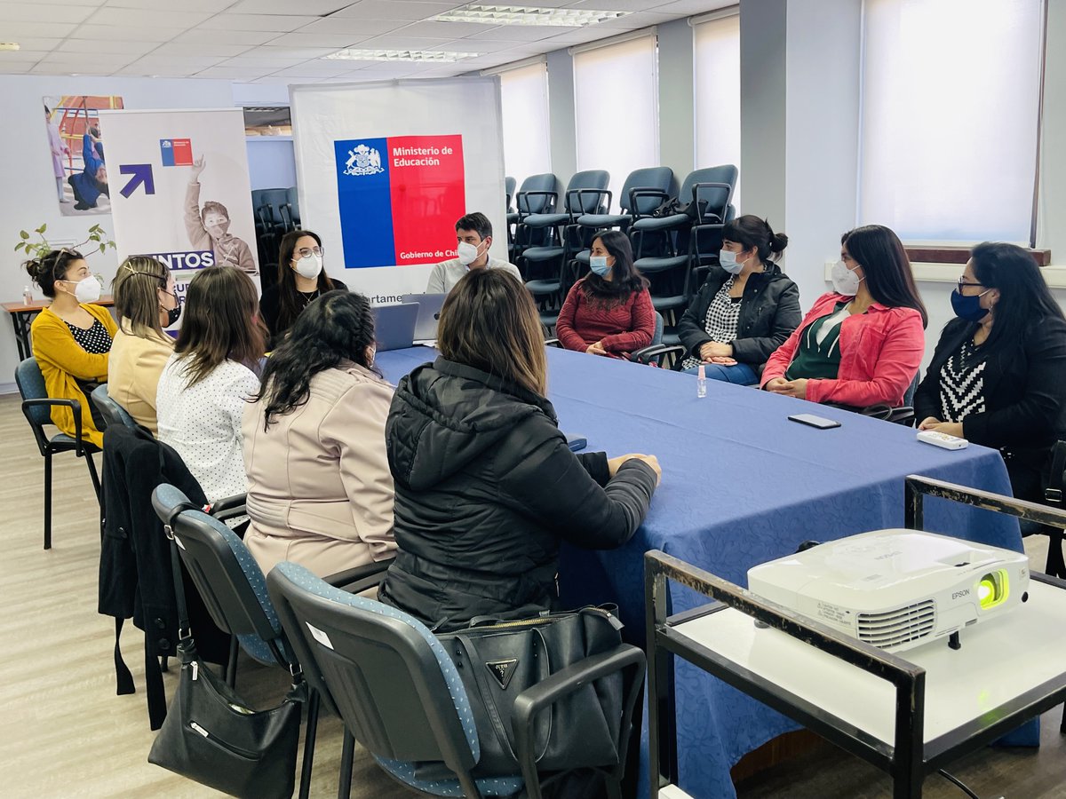 mineducloslagos's tweet photo. 📍En Puerto Montt se realizó un nuevo cabildo para escuchar y dialogar con directoras de jardines infantiles y escuelas de lenguaje. La Seremi @Paulina_Lobos_A y el Jefe Deprov fueron los anfitriones del encuentro enmarcado en el Plan #Juntos, Chile se Recupera y Aprende. 🙋🏻‍♀️🙋🏻📚 https://t.co/Uyly0VmD3V