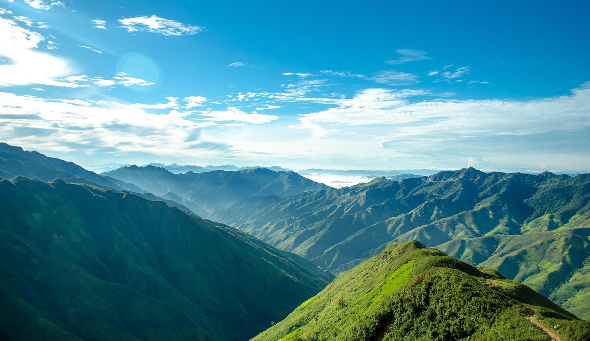 vietmountains's tweet photo. If you are looking for a unique travel experience in northern Vietnam, the floating clouds in Ta Xua are the place to go. 

https://t.co/1tIVwr86tK

#mountain #vietmountains #hiking #trekking #nature #naturephotograpahy https://t.co/gkk5JGTxeE