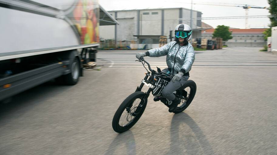 Autocosmos's tweet image. Descubre a la nueva @BMWMotorrad_Mx #VisionAMBY 😎Aunque parezca una bicicleta, se trata de una moto eléctrica minimalista con una velocidad de hasta 60 km/h, una autonomía promedio de 110 km, acceso mediante Face ID, etc. 🔥👉 mx.atcs.ms/3BEaKue @BMWMex #IAAMOBILITY