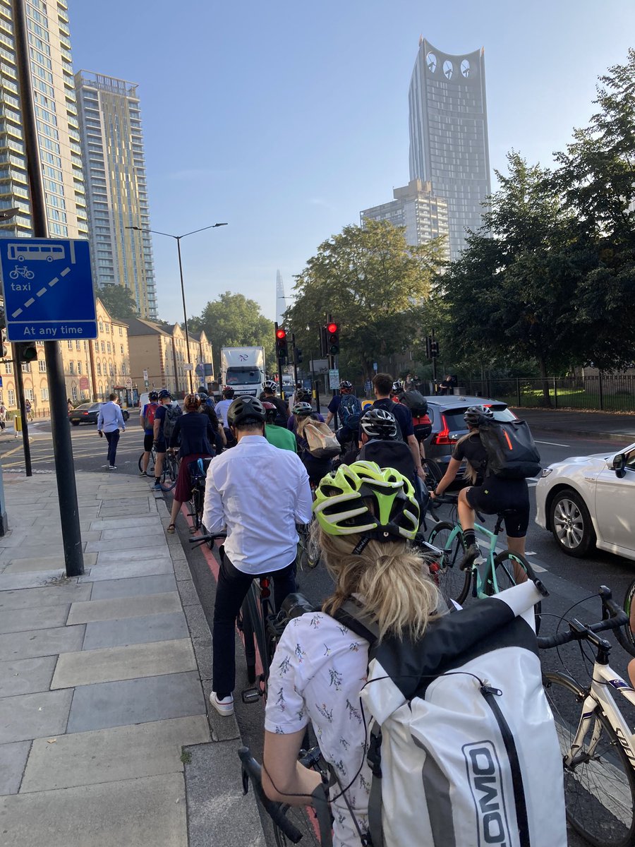 jackamayorcas's tweet image. A staggering amount of people using #CS7 this morning, from families in Tooting all the way to commuters on all kinds of bikes further into town. The efficiency compared to the many single occupancy cars idling along is quite something.