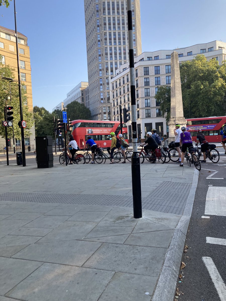 jackamayorcas's tweet image. A staggering amount of people using #CS7 this morning, from families in Tooting all the way to commuters on all kinds of bikes further into town. The efficiency compared to the many single occupancy cars idling along is quite something.