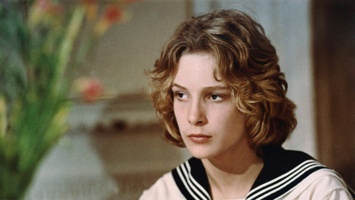 The most beautiful boy in the world è il documentario che narra la storia di Björn Andrésen, attore eternato dal ruolo di Tadzio in Morte a Venezia di Luchino Visconti. Una riflessione sul potere del cinema e sul senso della bellezza. Ne parliamo qui.
lindiependente.it/the-most-beaut…