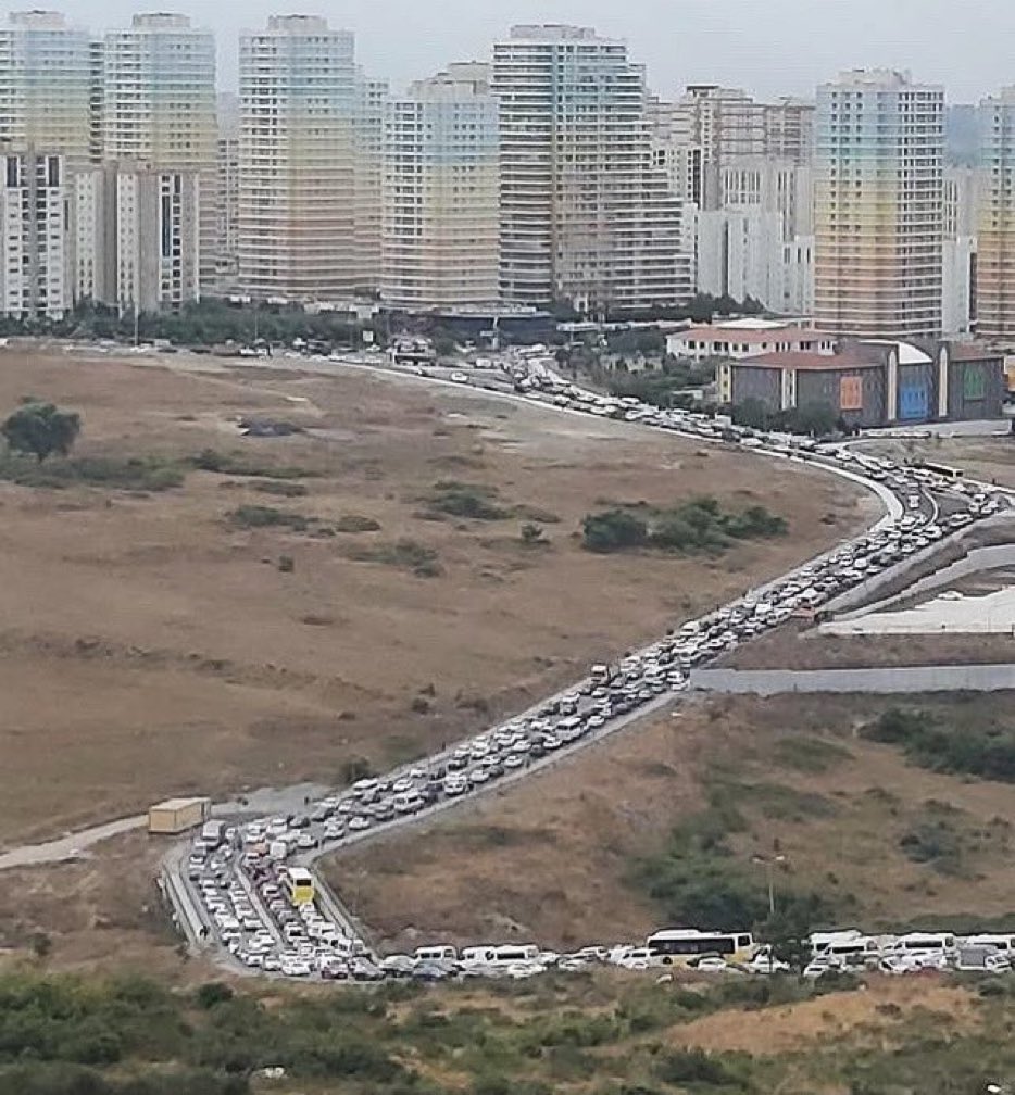 inanılmaz bir fotoğraf. günümüz metropol hayatını, çarpık kentleşmeyi, ev ile iş arasında geçen modern kölelik düzenini bir tek kare ile anlatmak için bundan daha iyisini bulamazdım. distopya...