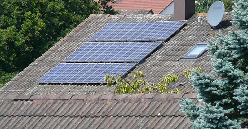 vznrw_energie's tweet photo. Endlich Ü20? 🤔 Wenn die #Photovoltaik-Anlage das stolze Alter von 20 Jahren erreicht hat, ist das bezogen auf Ihre #EEG-Vergütung kein Grund zum Feiern 🙄 Aber das muss nicht das Ende Ihrer Pionier-Anlage bedeuten: Welche Möglichkeiten gibts Post-EEG? #Sonnenseite @vznrw