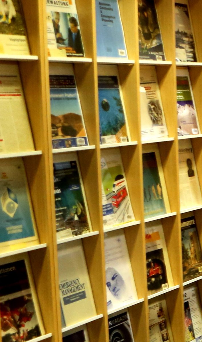 BBK_Bund's tweet photo. Sie sind haupt- oder ehrenamtlich im #Bevölkerungsschutz tätig? Dann bietet Ihnen die Fachinformationsstelle des #BBK neue Zeitschriftenaufsätze zu diesem Thema 📰➡️https://t.co/suawkHKcq6 https://t.co/KJTG0rEfLC