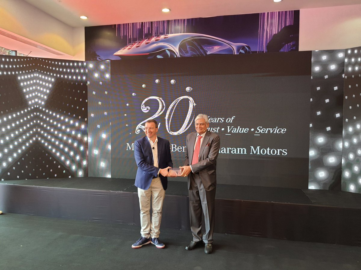 Mercedes-Benz India MD&amp;CEO Martin Schwenk presents a memento to Sundaram Motors Executive Director Sharth Vijayaraghavan as part of 20years of Mercedes-Benz Sundaram Motors partnership in Bengaluru.
<a href="/MercedesBenz/">Mercedes-Benz</a> #MercedesBenz <a href="/MercedesBenzInd/">Mercedes-Benz India</a> <a href="/siamindia/">SIAM India</a> <a href="/PMOIndia/">PMO India</a> <a href="/nitin_gadkari/">Nitin Gadkari</a>